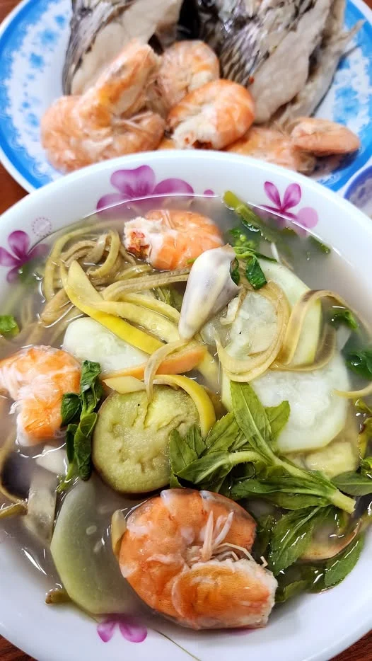 Ảnh bữa cơm trưa từ bài Facebook của Yenlee