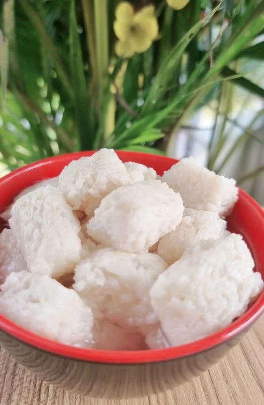 Món trắng dẻo trong tô đỏ từ bài Facebook của Yenlee