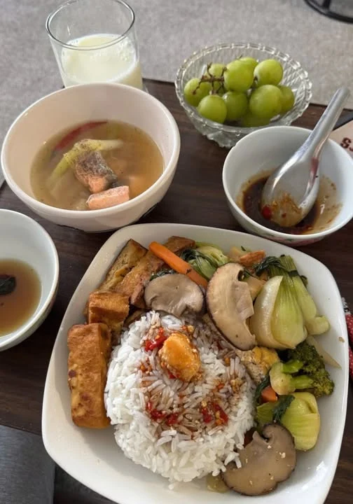 Mâm cơm với cơm, đậu hũ, rau, nấm và canh