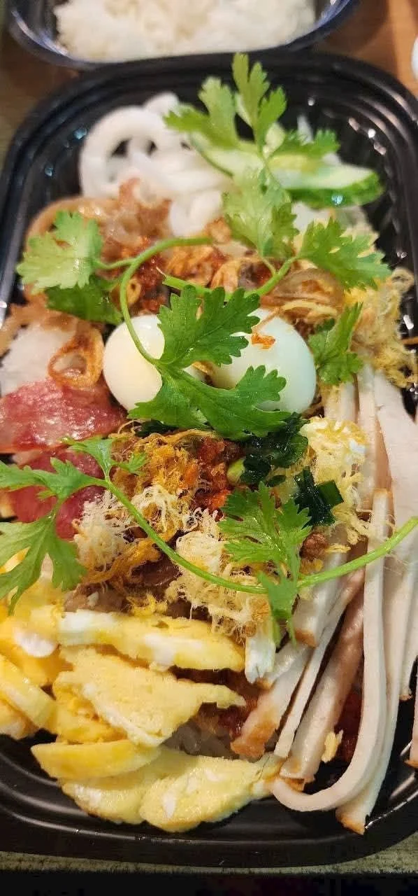 Phần mì trộn với rau và các món ăn kèm